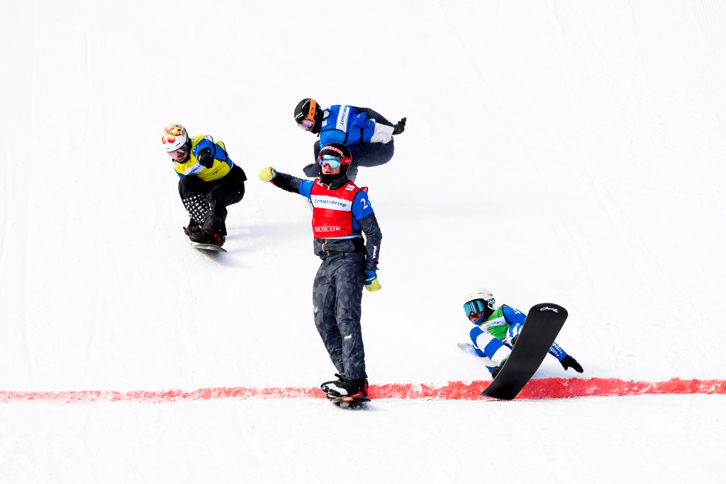 FIS Snowboard World Cup - Moscow RUS - Team SBX - Austria 4(HAEMMERLE A. and LUEFTNER Julian) in Red, United States 5(DEIBOLD Alex and CHEEVER Jonathan) in Blue, United States 6(LEITH Senna and VEDDER Jake) in Yellow, Italy 1(PERATHONER Emanuel and VISINTIN Omar) in Green © Miha Matavz/FIS